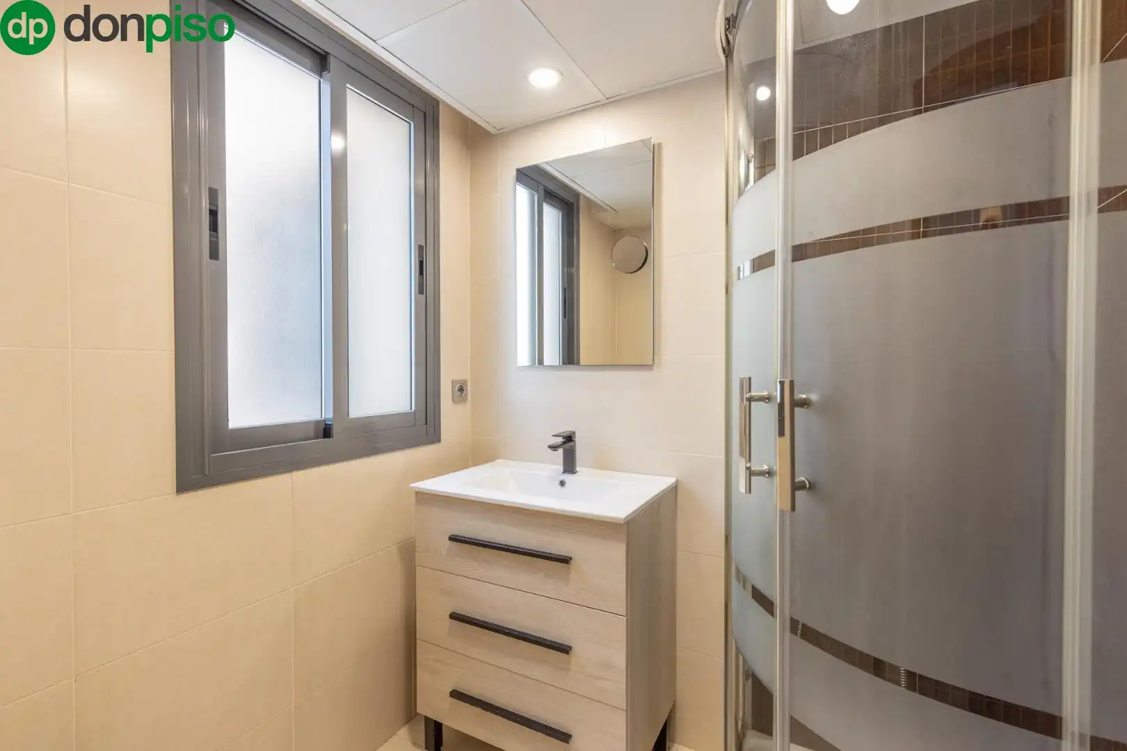 Badezimmer von Dachboden zum Verkauf in Armilla mit Klimaanlage, Terrasse und Abstellraum