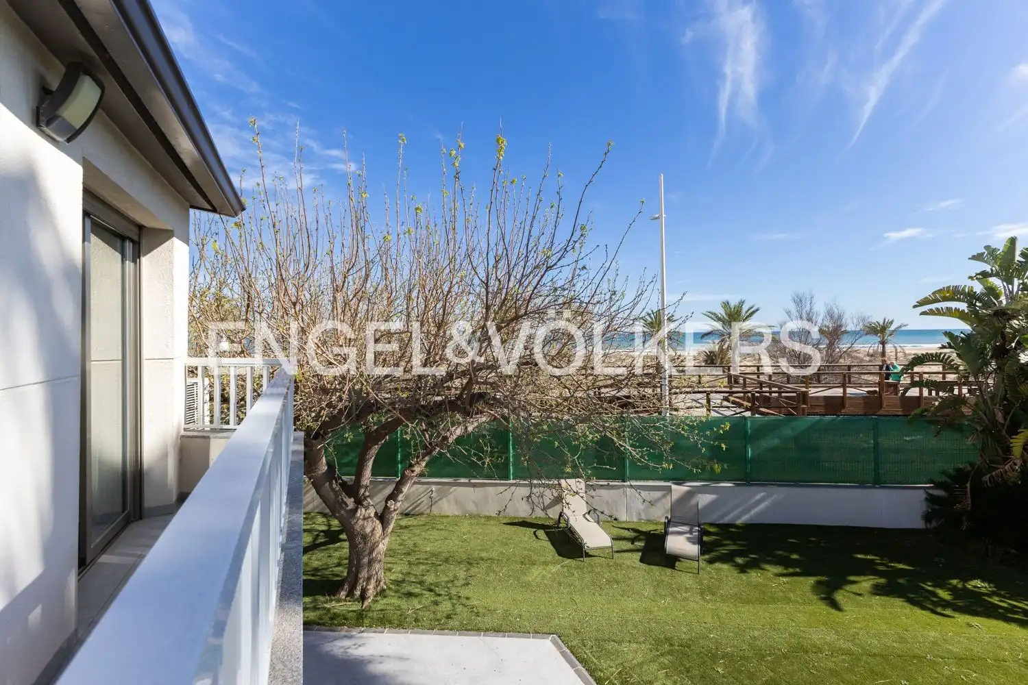 Terrasse von Einfamilien-Reihenhaus zum Verkauf in Gandia mit Klimaanlage, Heizung und Privatgarten