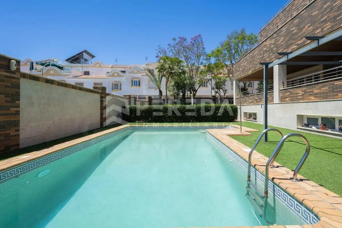 Vista exterior de Casa o chalet en venta en Roquetas de Mar con Aire acondicionado, Jardín privado y Piscina