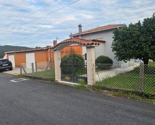 Vista exterior de Casa o xalet en venda en Rianxo amb Calefacció, Jardí privat i Parquet