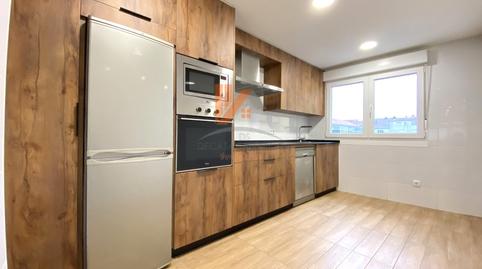 Foto 2 de Piso en venta en Avenida Rosalia Castro, 30, O Milladoiro, A Coruña