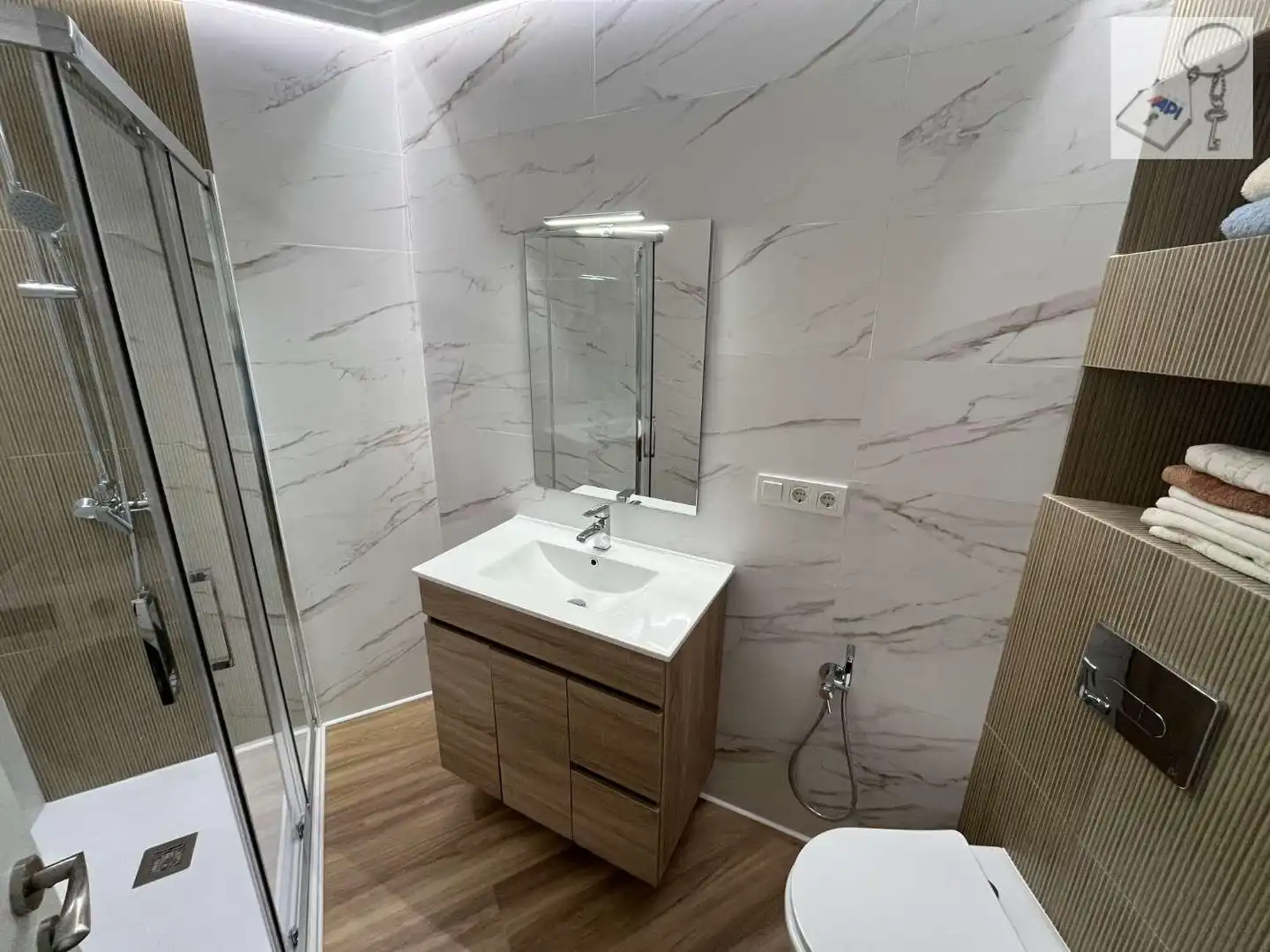 Baño de Apartamento de alquiler en Torrevieja con Aire acondicionado, Calefacción y Terraza
