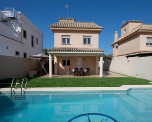 Vista exterior de Casa o xalet en venda en Chipiona amb Jardí privat, Terrassa i Piscina