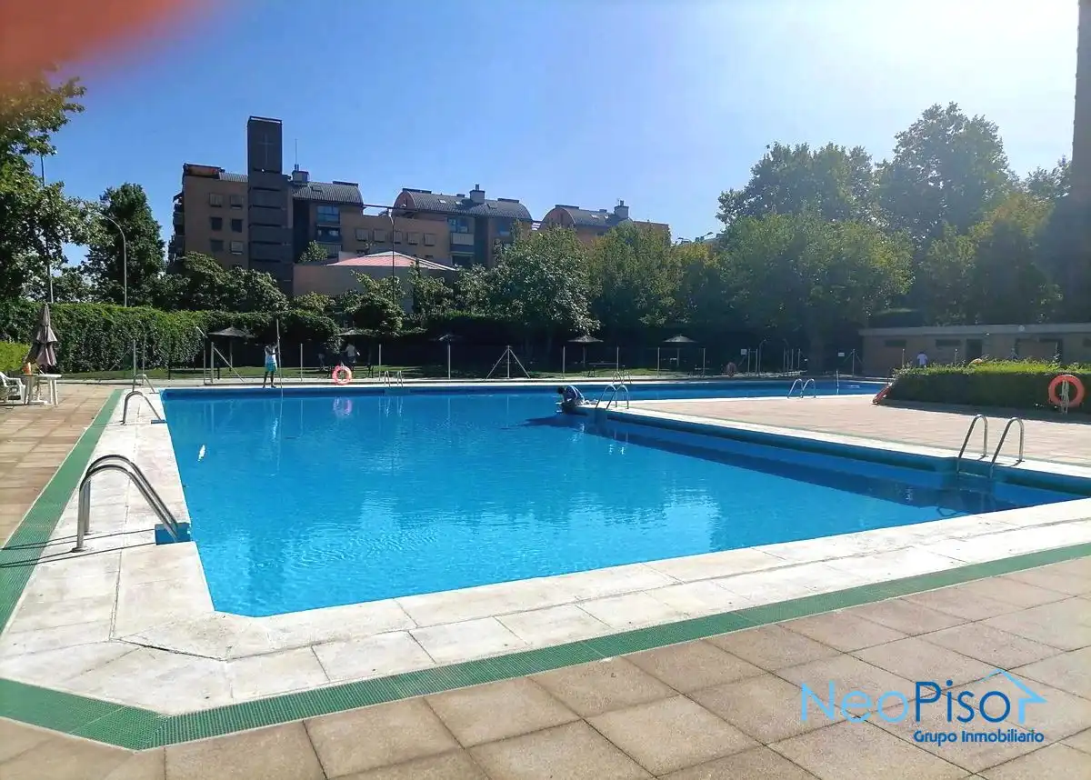 Piscina de Piso en venta en Alcorcón con Terraza y Piscina