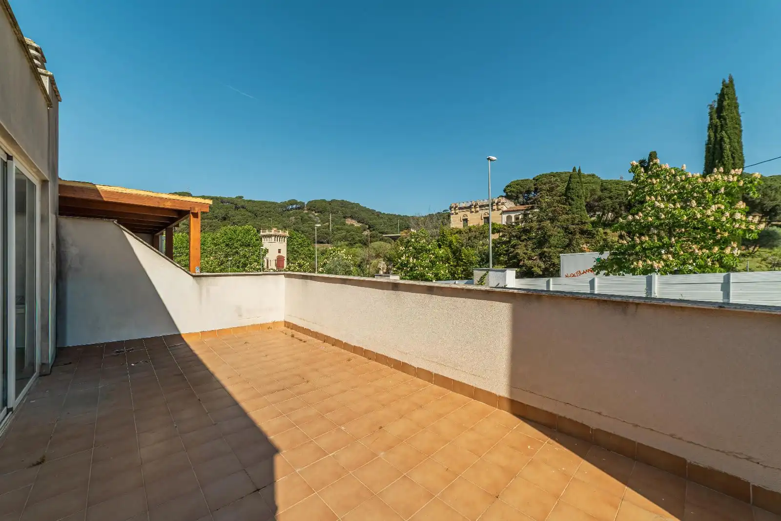 Terrasse von Einfamilien-Reihenhaus zum Verkauf in Canet de Mar mit Klimaanlage, Heizung und Privatgarten