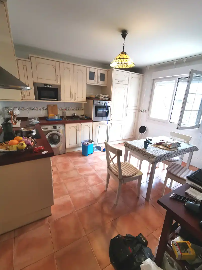 Cuina de Casa o xalet en venda en Castro-Urdiales amb Calefacció, Jardí privat i Terrassa
