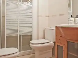 Bany de Apartament de lloguer en Torredembarra amb Aire condicionat, Calefacció i Moblat