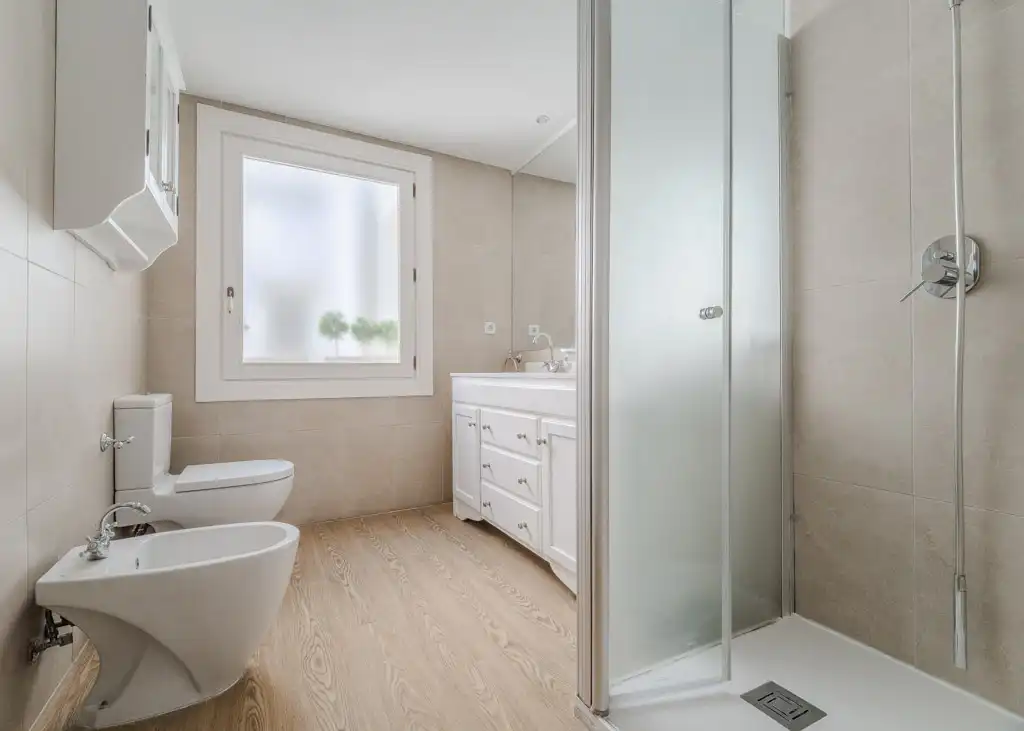 Bathroom of Flat for rent in Madrid  with Air Conditioner, Heating and Balcony