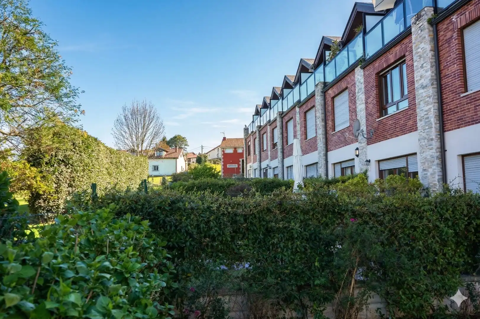 Außenansicht von Einfamilien-Reihenhaus zum Verkauf in Alfoz de Lloredo mit Heizung, Privatgarten und Abstellraum