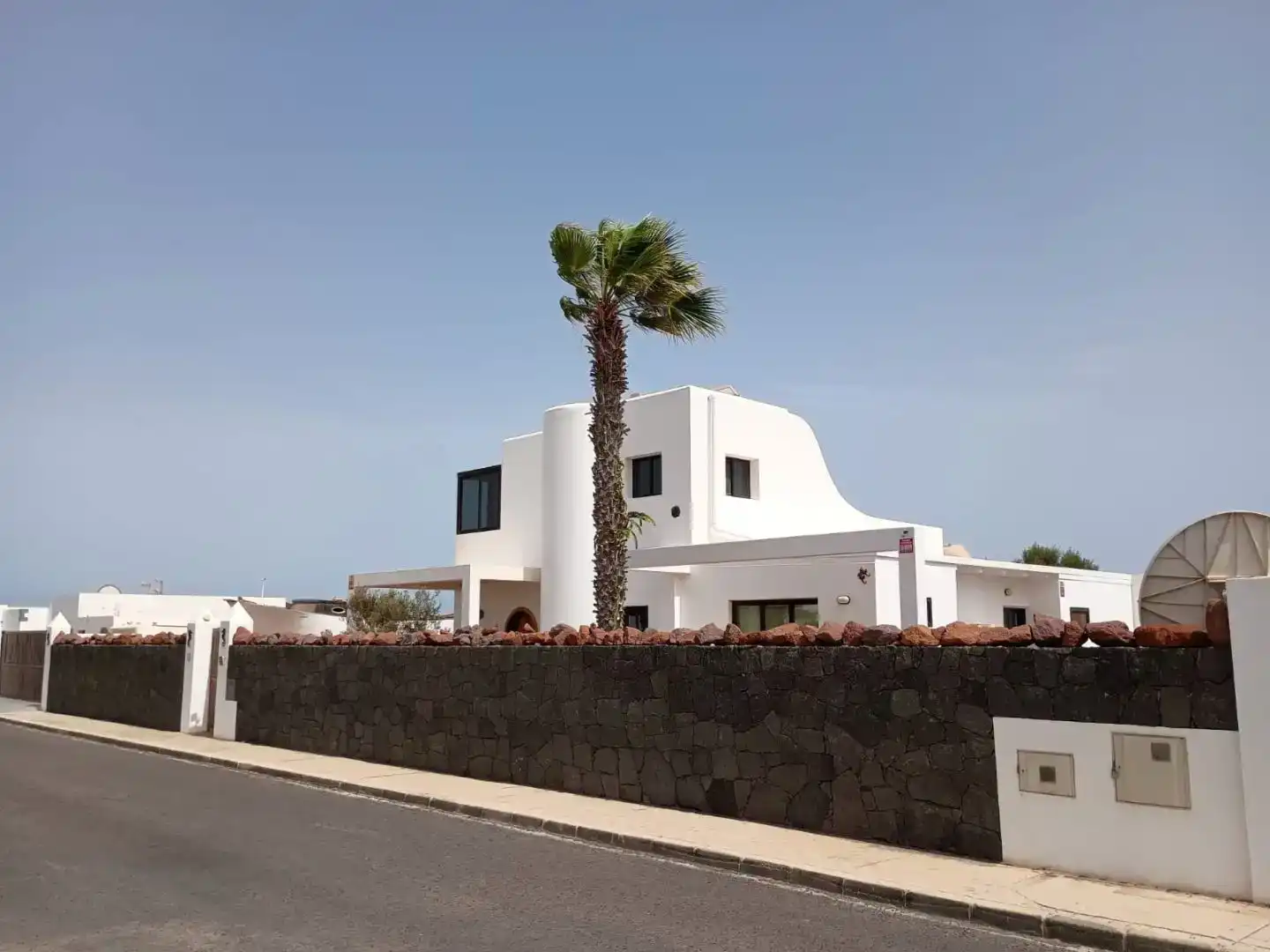 Vista exterior de Casa o xalet en venda en Yaiza amb Aire condicionat i Balcó