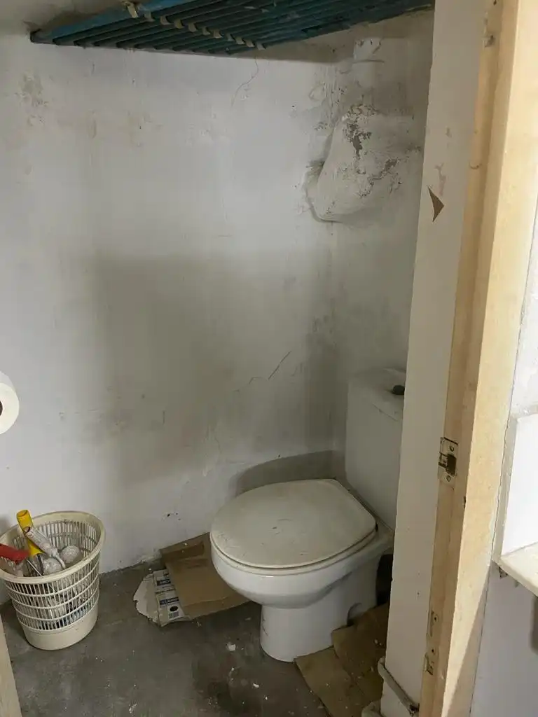 Baño de Local en venta en Cornellà de Llobregat