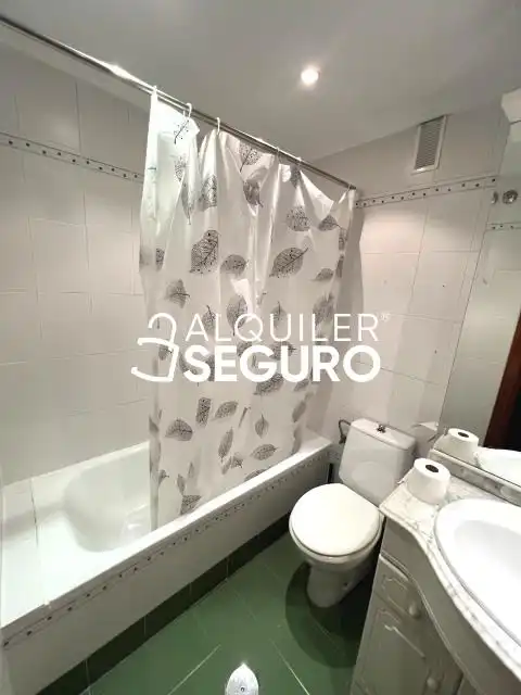 Bathroom of Flat for rent in Madrid  with Heating, Terrace and Furnished