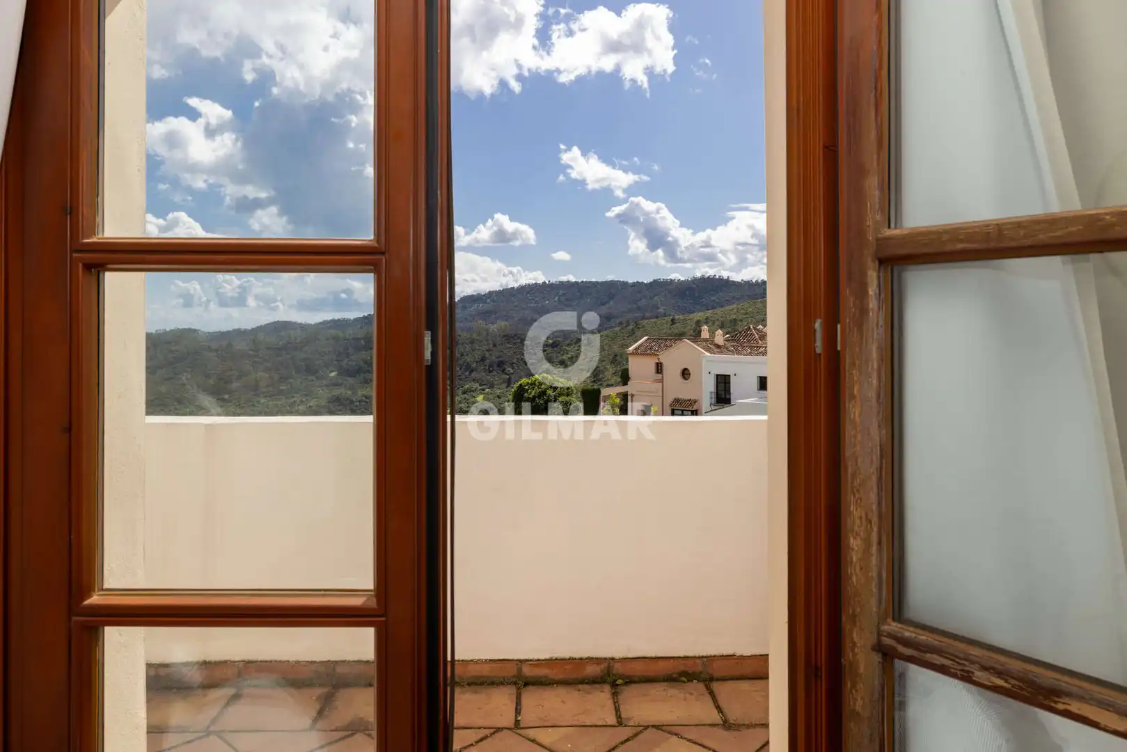 Vista exterior de Casa adosada en venta en Benahavís con Calefacción y Piscina