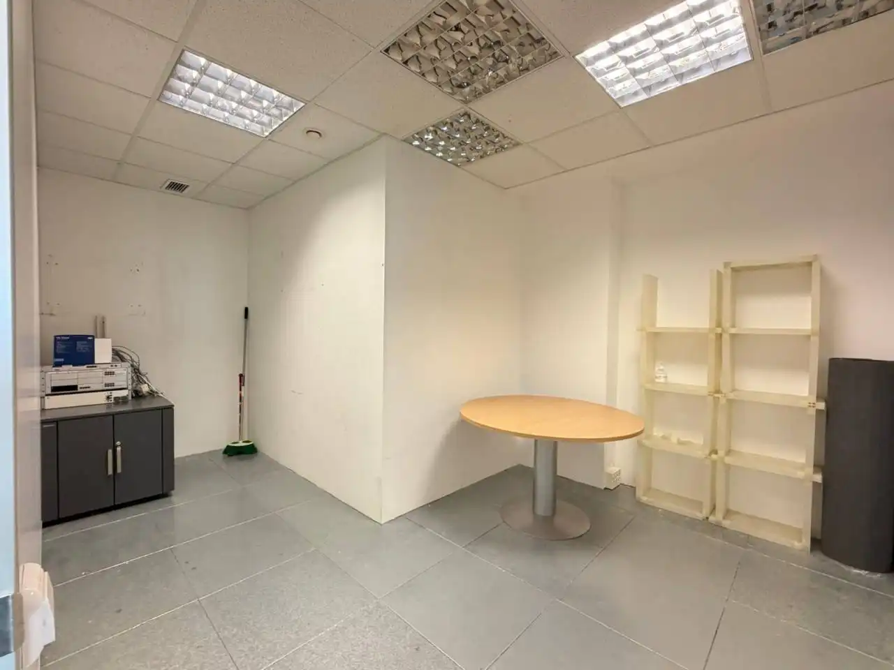 Büro zur Miete in Badalona mit Klimaanlage, Heizung und Alarm