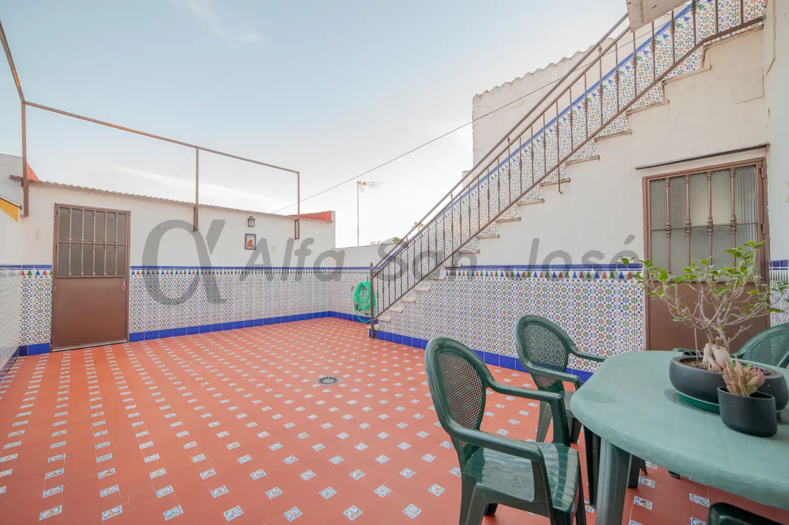 Terrassa de Casa adosada en venda en La Rinconada amb Moblat
