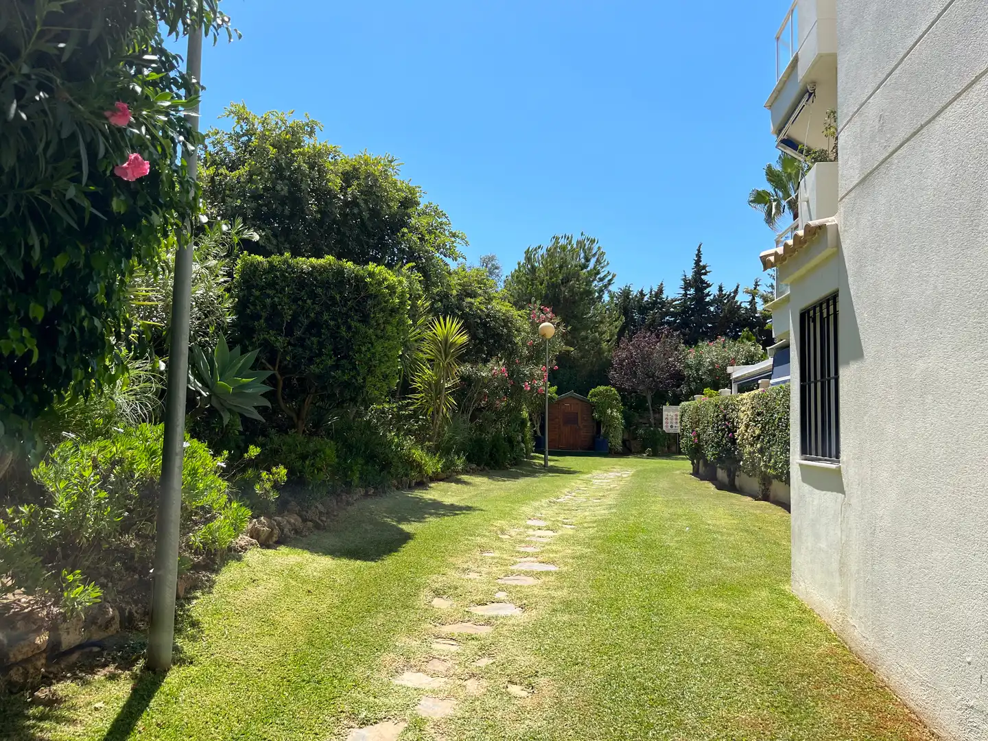 Jardín de Estudio en venta en Marbella con Amueblado, Lavadora y Piscina comunitaria