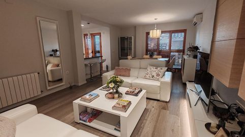 Foto 3 de Casa adosada en venta en Avenida de Abril - 9 de Octubre, Sagunto / Sagunt