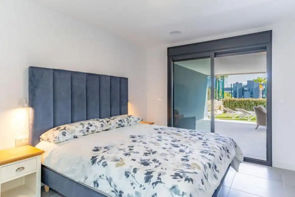 Habitación de Apartamento de alquiler en Estepona con Aire acondicionado, Jardín privado y Terraza