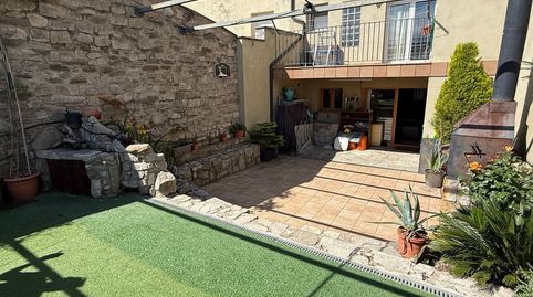 Casa de pueblo reformada con patio de 68 m y cobertizo de piedra en Raval Santa Eulàlia  Santa Maria dOló, imatge 2