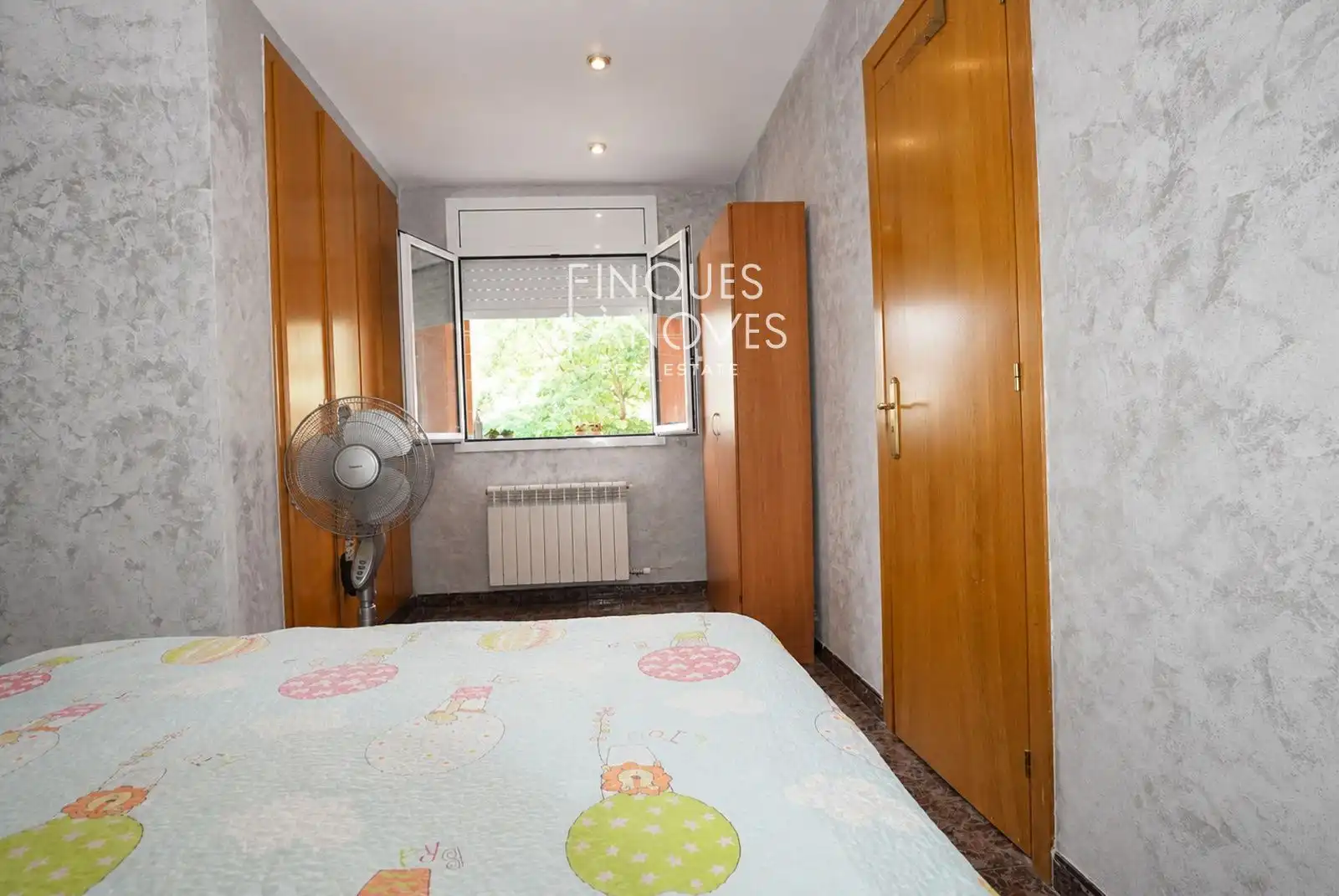 Schlafzimmer von Wohnung zum Verkauf in Salt mit Heizung, Terrasse und Möbliert