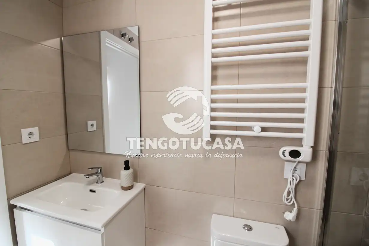 Bathroom of Flat for sale in Madrid  with Air Conditioner, Heating and Furnished