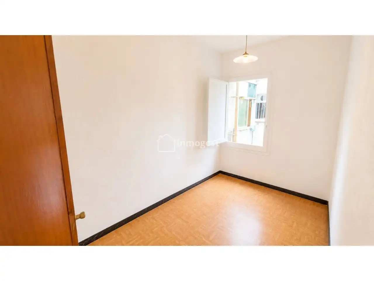 Schlafzimmer von Wohnung zum Verkauf in Salt mit Abstellraum, Möbliert und Balkon