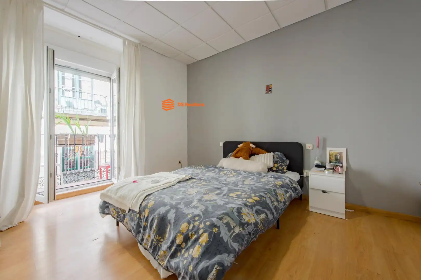 Schlafzimmer von Wohnung zur Miete in Madrid mit Heizung, Möbliert und Balkon
