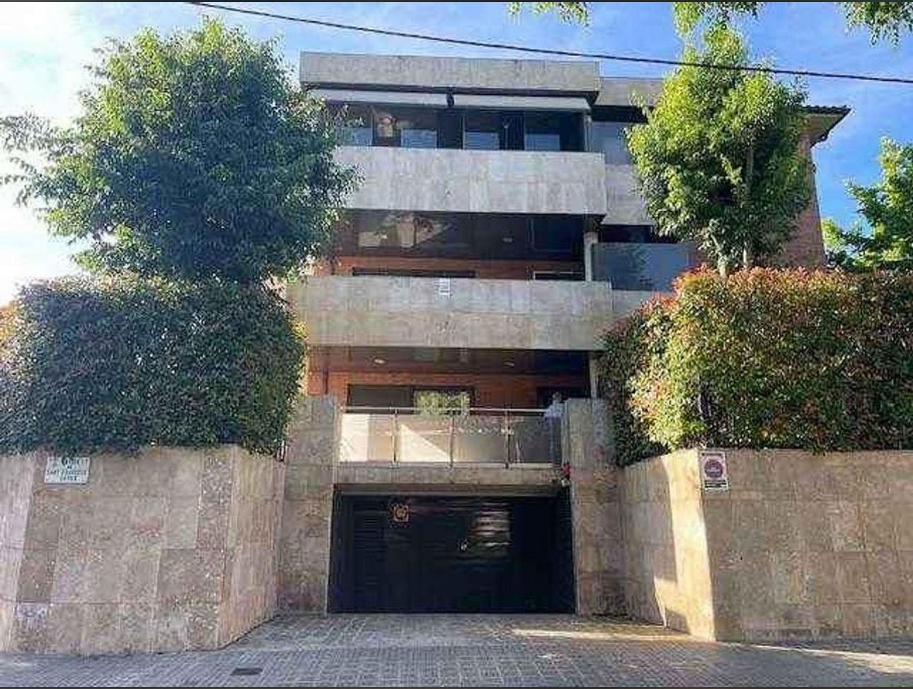 Vista exterior de Planta baixa en venda en Sant Cugat del Vallès amb Aire condicionat, Calefacció i Jardí privat