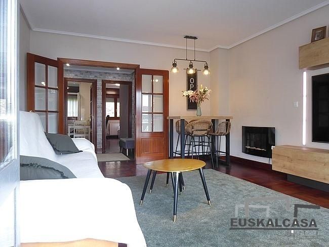 Sala d'estar de Pis en venda en Bilbao  amb Calefacció, Parquet i Terrassa