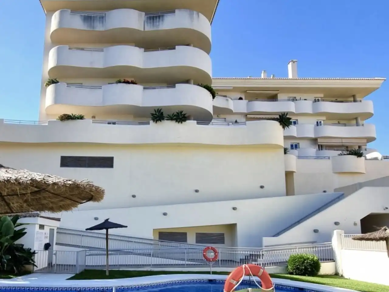 Apartament amb piscina en venda a Puerto Marina