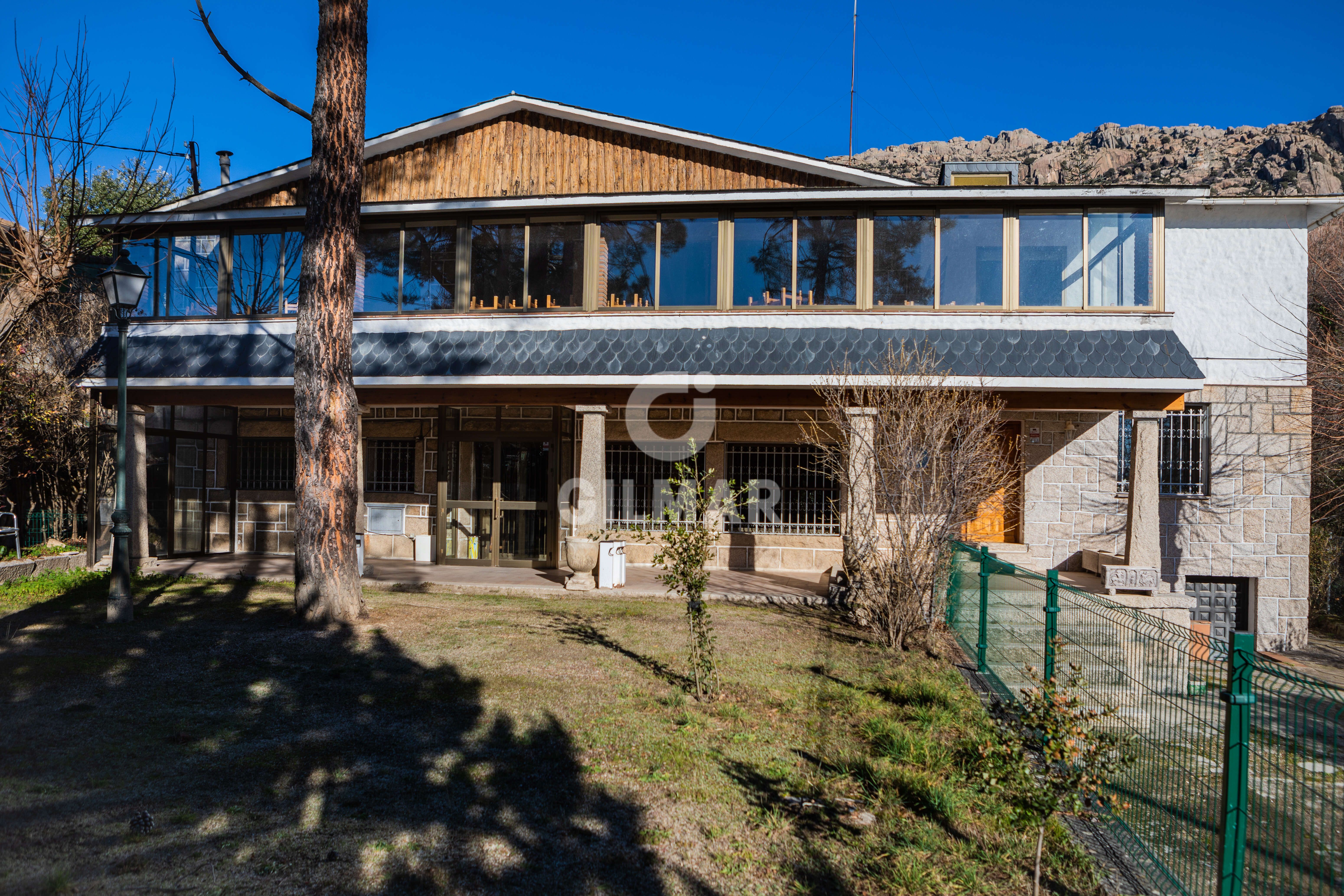 Vista exterior de Casa o chalet en venta en Manzanares El Real con Calefacción y Jardín privado