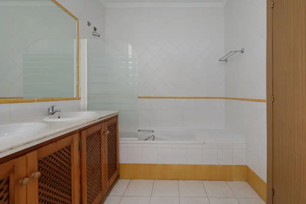 Baño de Dúplex en venta en Marbella con Piscina