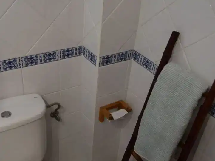 Badezimmer von Wohnung zur Miete in Benalmádena mit Klimaanlage und Schwimmbad