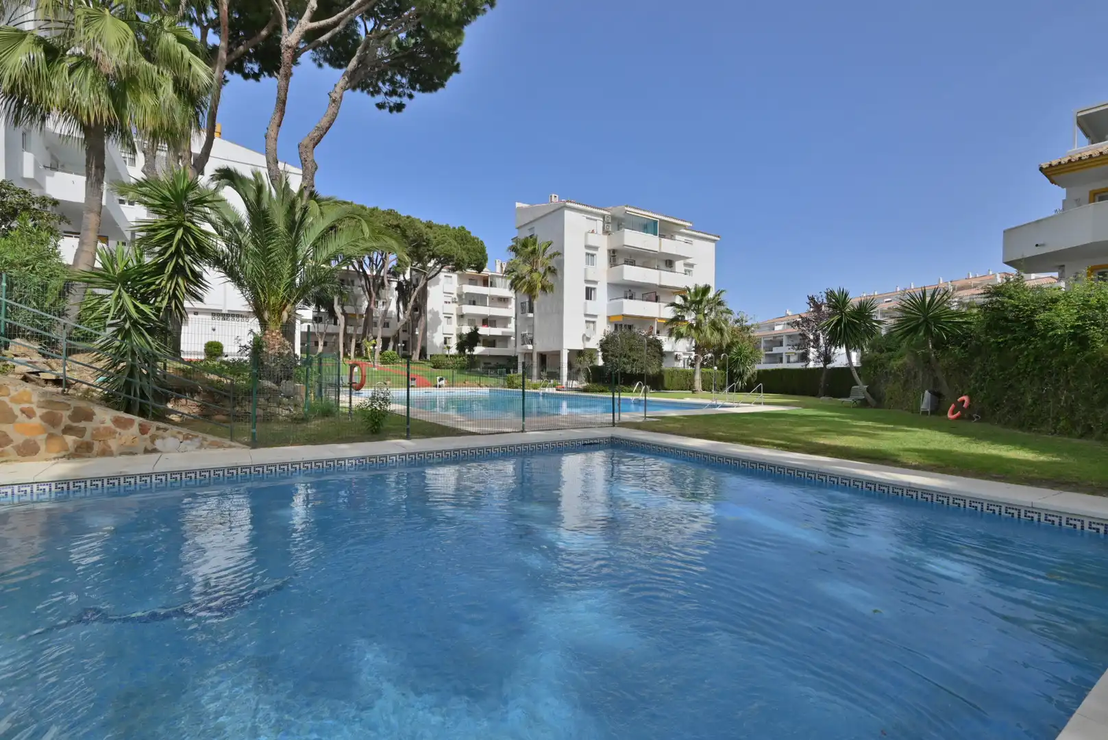 Piscina de Apartamento en venta en Calahonda 