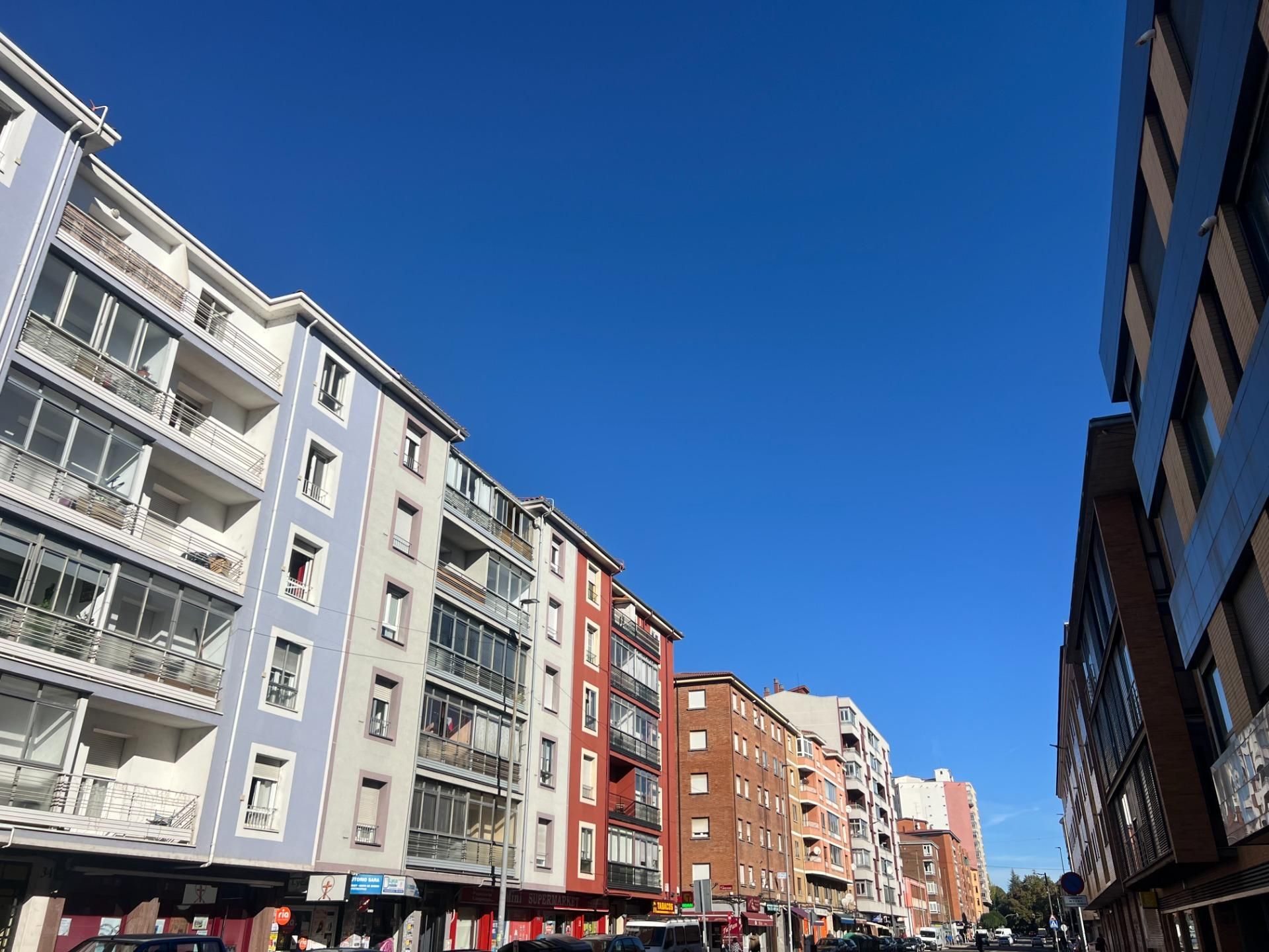 Vista exterior de Pis de lloguer en León Capital  amb Calefacció i Parquet