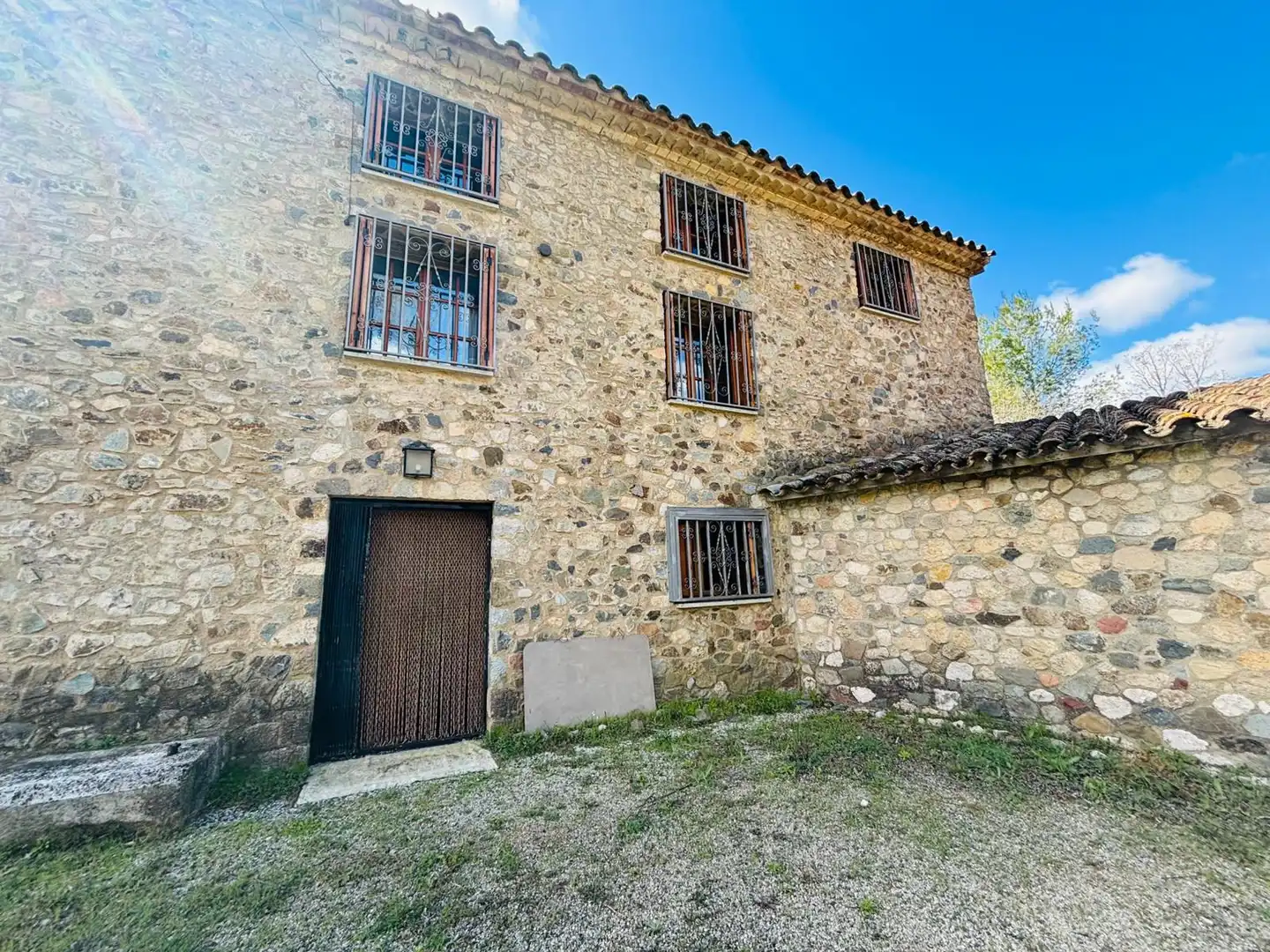 Vista exterior de Finca rústica en venda en Cornudella de Montsant amb Aire condicionat, Jardí privat i Moblat