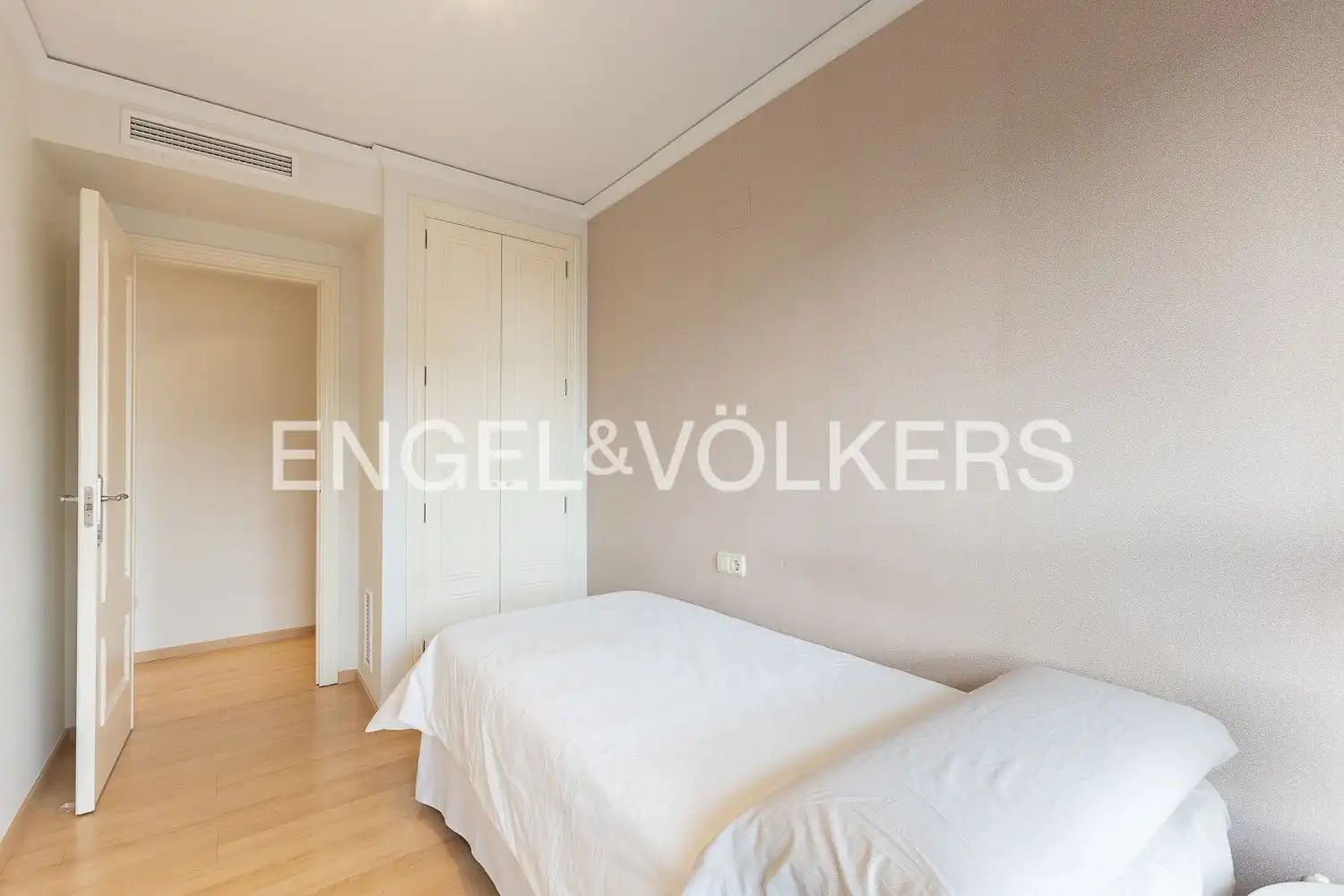 Schlafzimmer von Wohnung zur Miete in Campanar