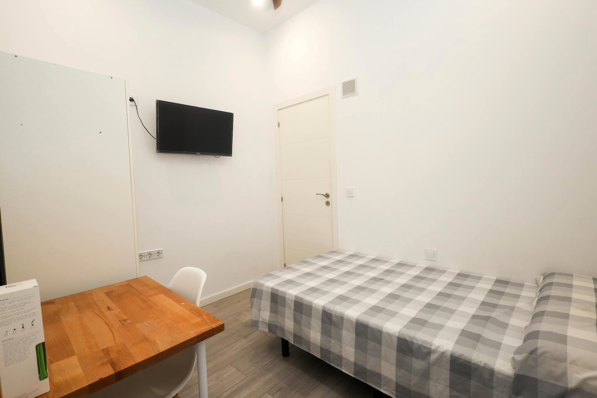 Bedroom of Flat to share in  Valencia Capital  with Furnished, Washing machine and TV