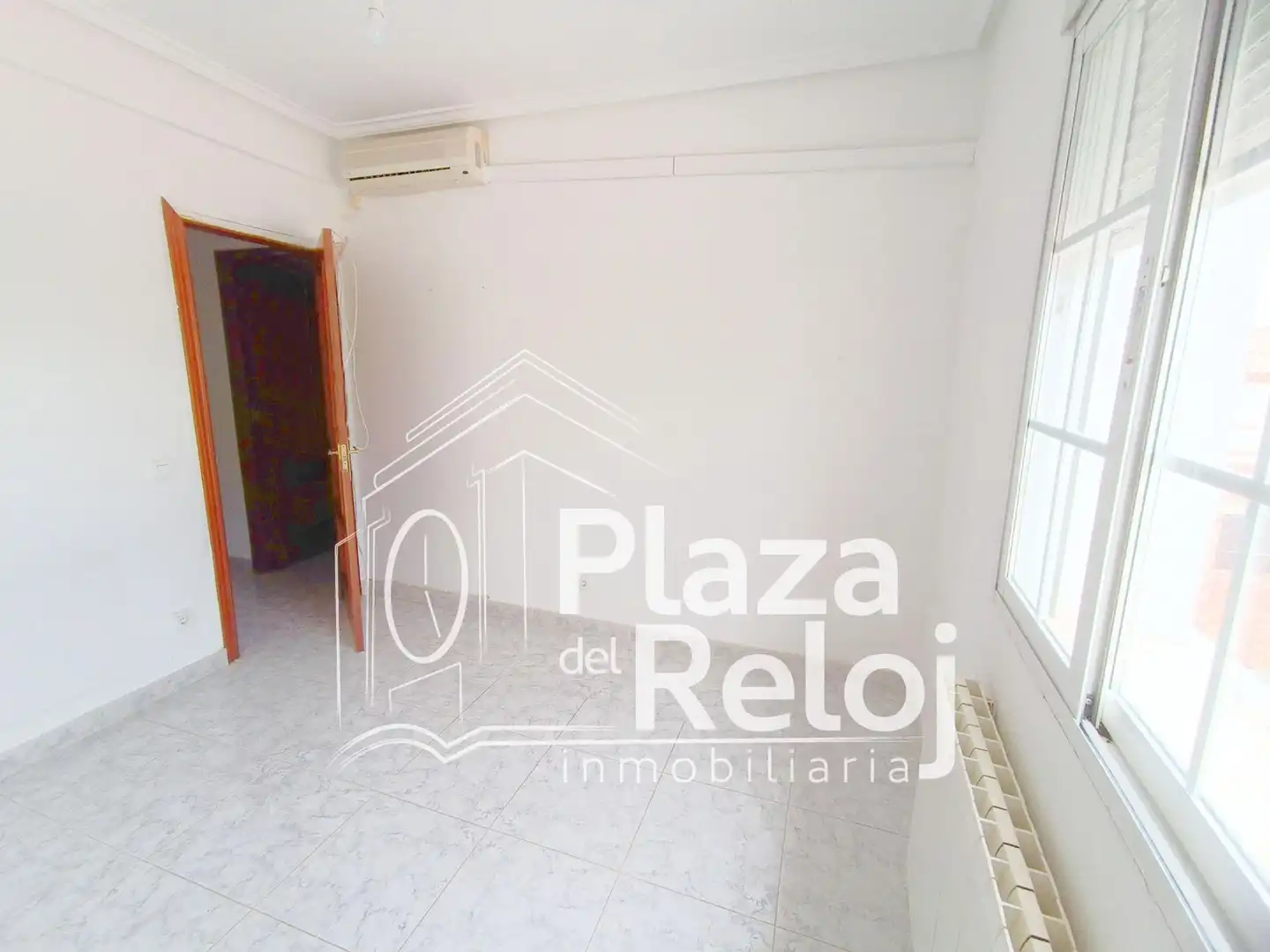Vista exterior de Casa adosada en venda en Navalcán amb Aire condicionat, Terrassa i Traster