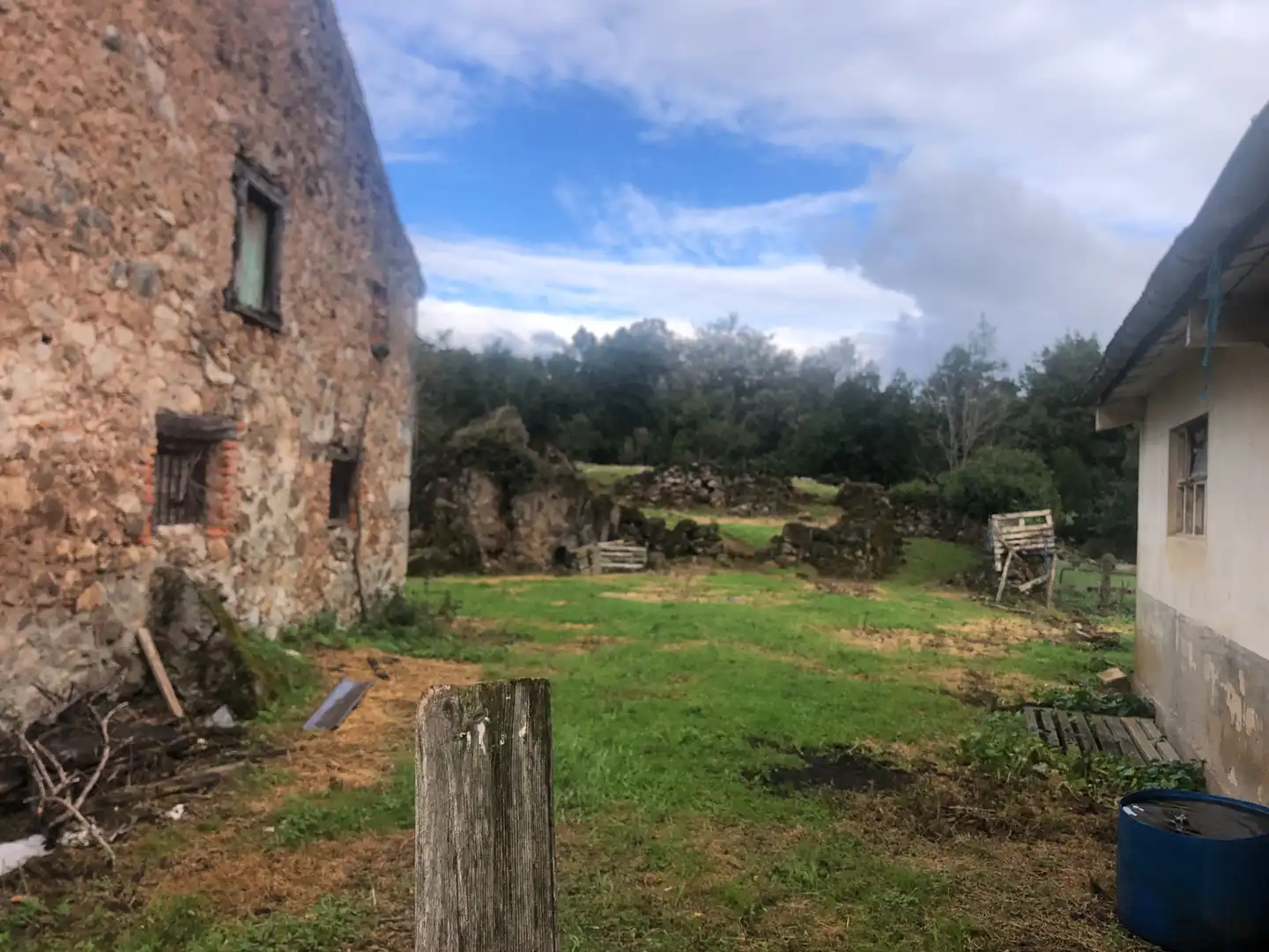 Vista exterior de Finca rústica en venda en Entrambasaguas amb Jardí privat i Traster