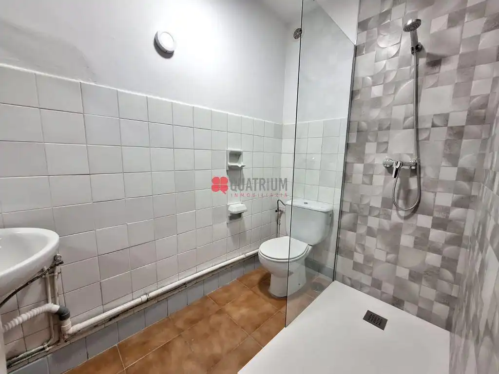 Bathroom of Flat for rent in Santiago de Compostela   with Heating and Furnished