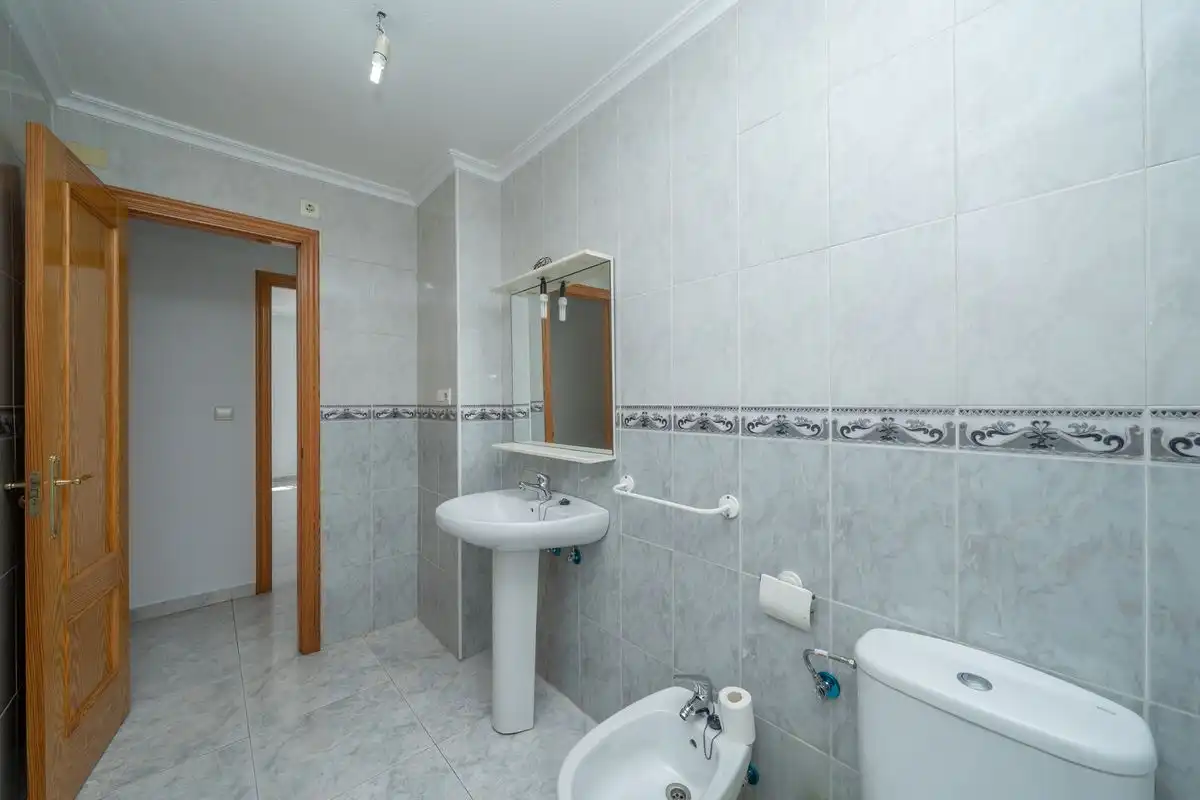 Baño de Piso en venta en Orihuela con Calefacción y Trastero