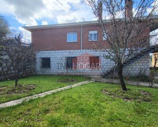 Vista exterior de Casa o xalet en venda en Burgohondo amb Calefacció, Jardí privat i Terrassa