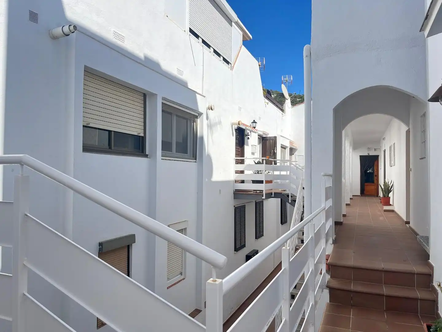 Außenansicht von Wohnungen zum Verkauf in Sitges mit Klimaanlage, Heizung und Terrasse