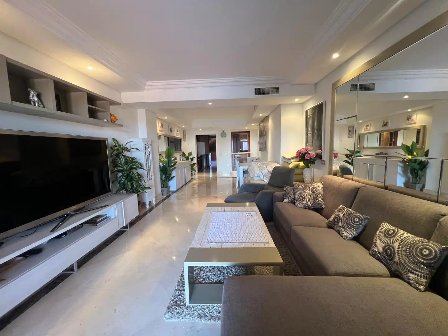Wohnzimmer von Wohnung zum Verkauf in Estepona mit Klimaanlage, Privatgarten und Terrasse