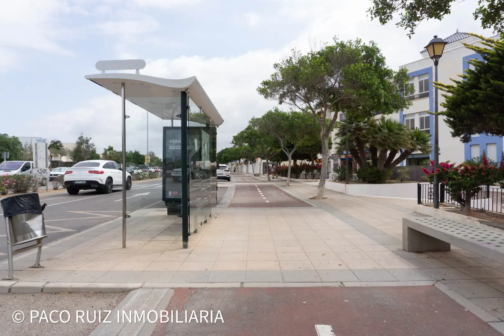 Vista exterior de Local en venda en Almería amb Aire condicionat i Moblat
