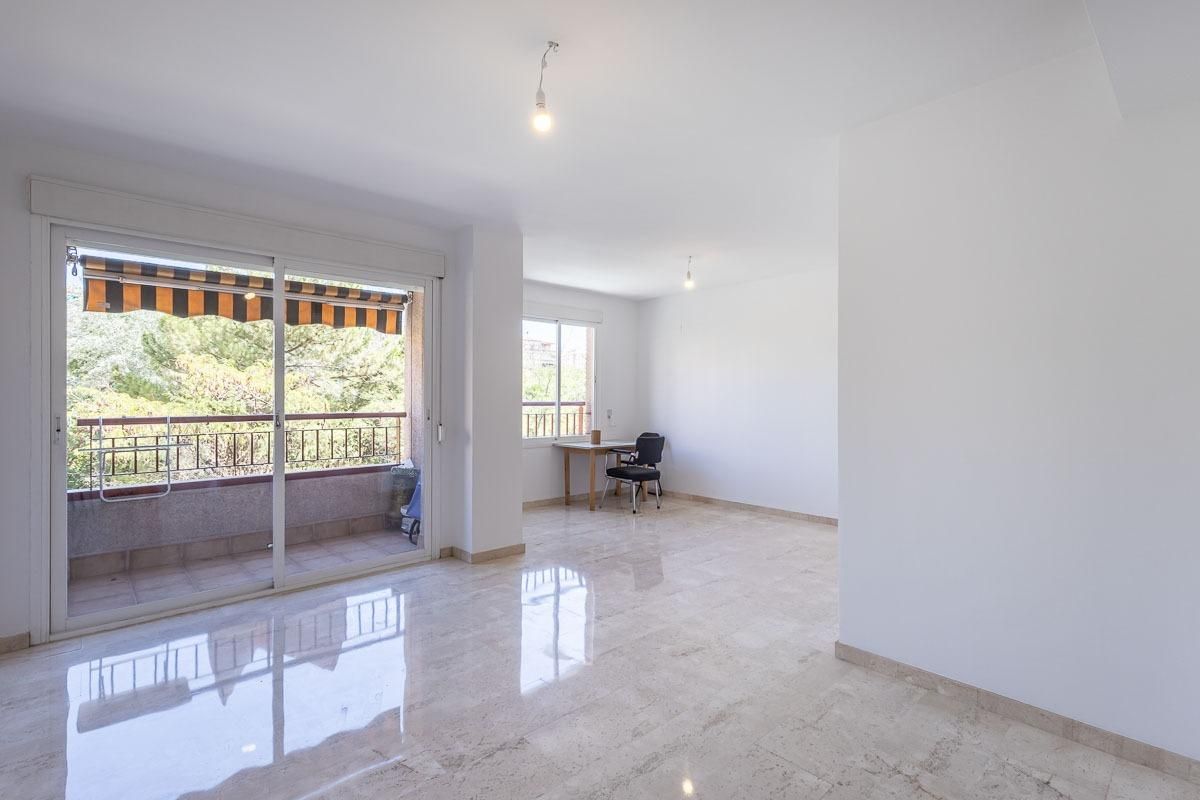 Living room of Flat for sale in  Granada Capital  with Heating, Terrace and Balcony