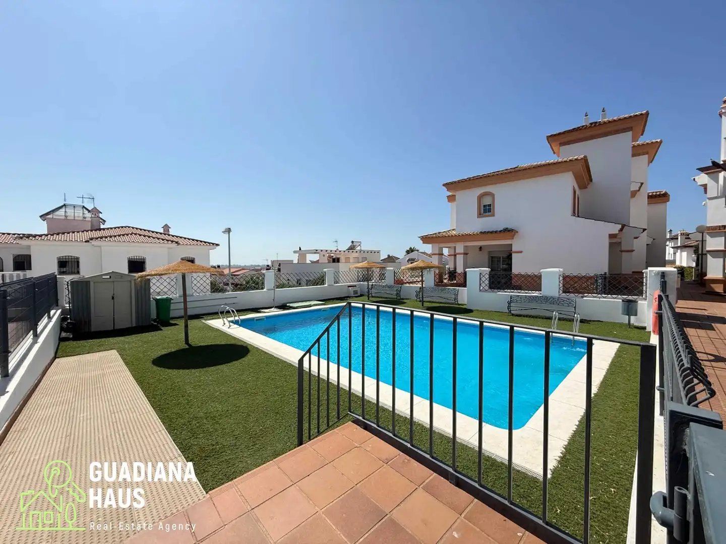 Vista exterior de Casa adosada en venda en Ayamonte amb Aire condicionat, Calefacció i Jardí privat