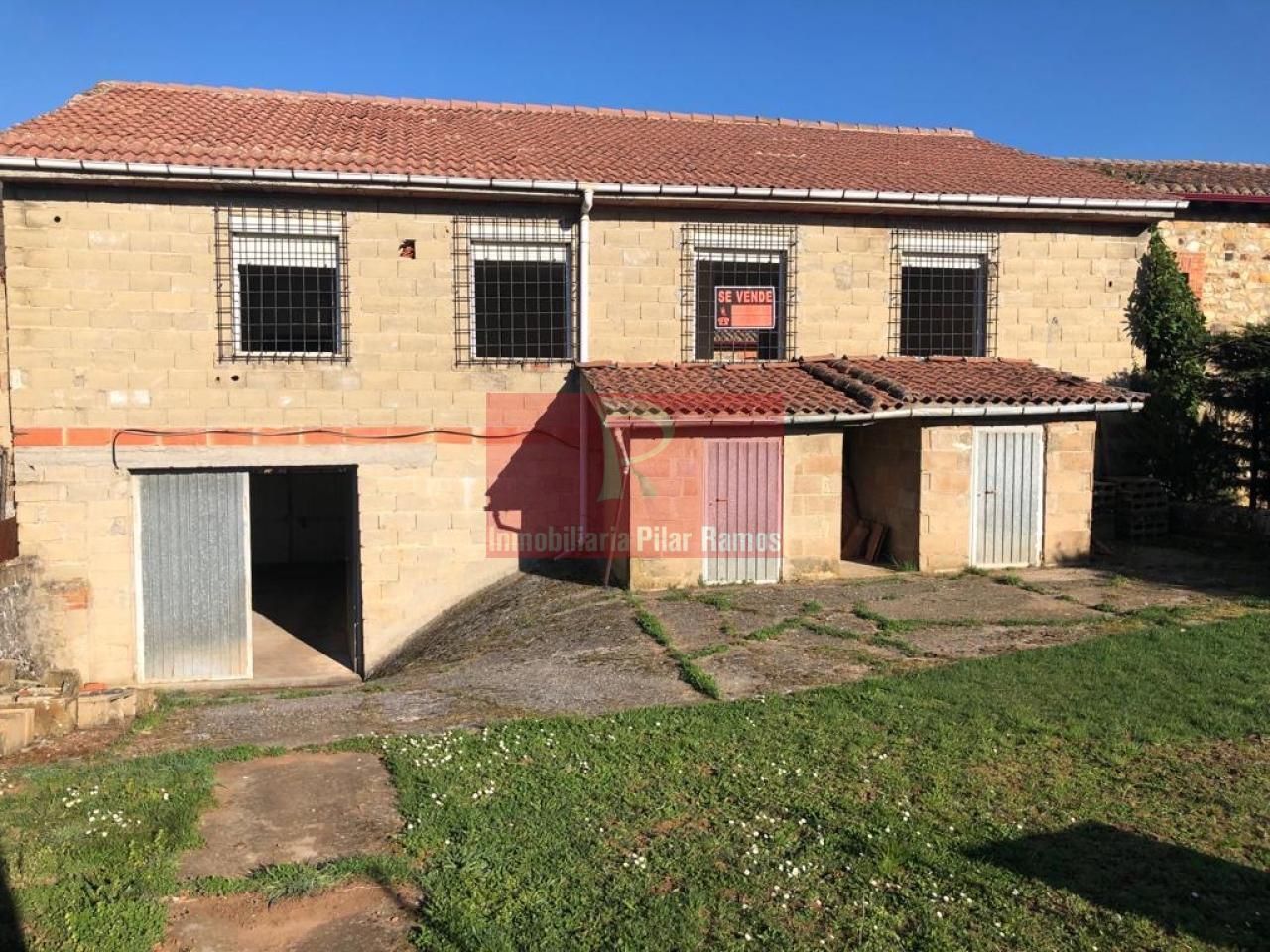 Vista exterior de Casa o xalet en venda en Vegacervera amb Jardí privat, Traster i Moblat