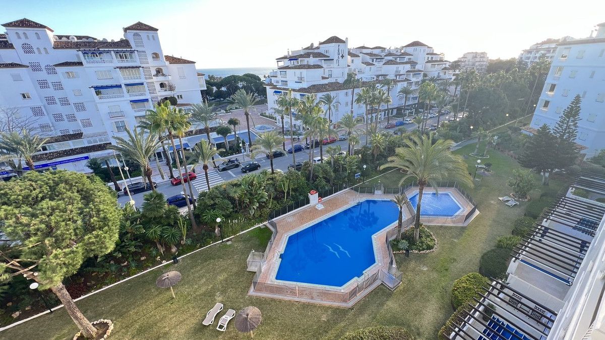 Vista exterior de Ático de alquiler en Estepona con Aire acondicionado, Jardín privado y Terraza